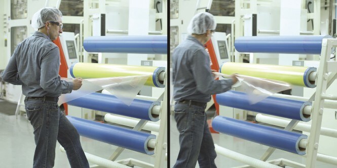 Flekso klişelerin 3M Cushion-Mount Pro Serisi banttan daha kolay çıkarıldığını gösteren yan yana resimler