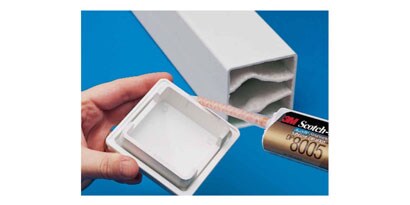 3M™ Scotch-Weld™ Düşük Kokulu Akrilik Yapıştırıcı DP8805NS bir nesneye uygulanırken
