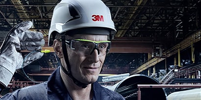  Şeritli 3M ™ E-A-R ™ Esnek Uyum Kulak Tıkacı'na uyan bir çalışanı gösteren resim
