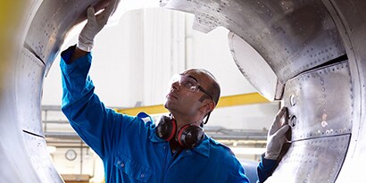 Bir uçak mühendisi 737'nin ters itici motorunu inceliyor
