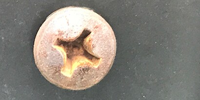 Metal bir vida başında aşınma, pas ve galvanik korozyonu ayrıntısı
