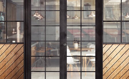 Bir restoran girişinin cam panel kapı ve pencerelerden dış görünümü
