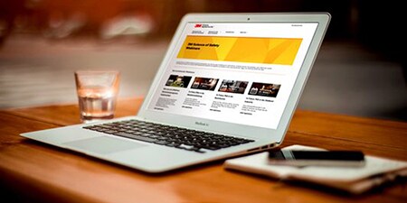 Ekranda eğitim kursları olan dizüstü bilgisayarı gösteren resim
