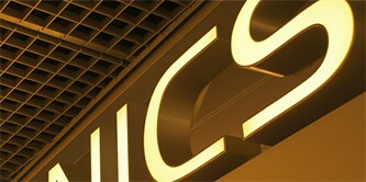 3M yapıştırıcı sprey ve bantlarının yakın çekimini gösteren görsel
