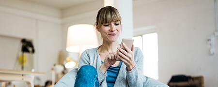 akıllı telefon kullanan bir kişi
