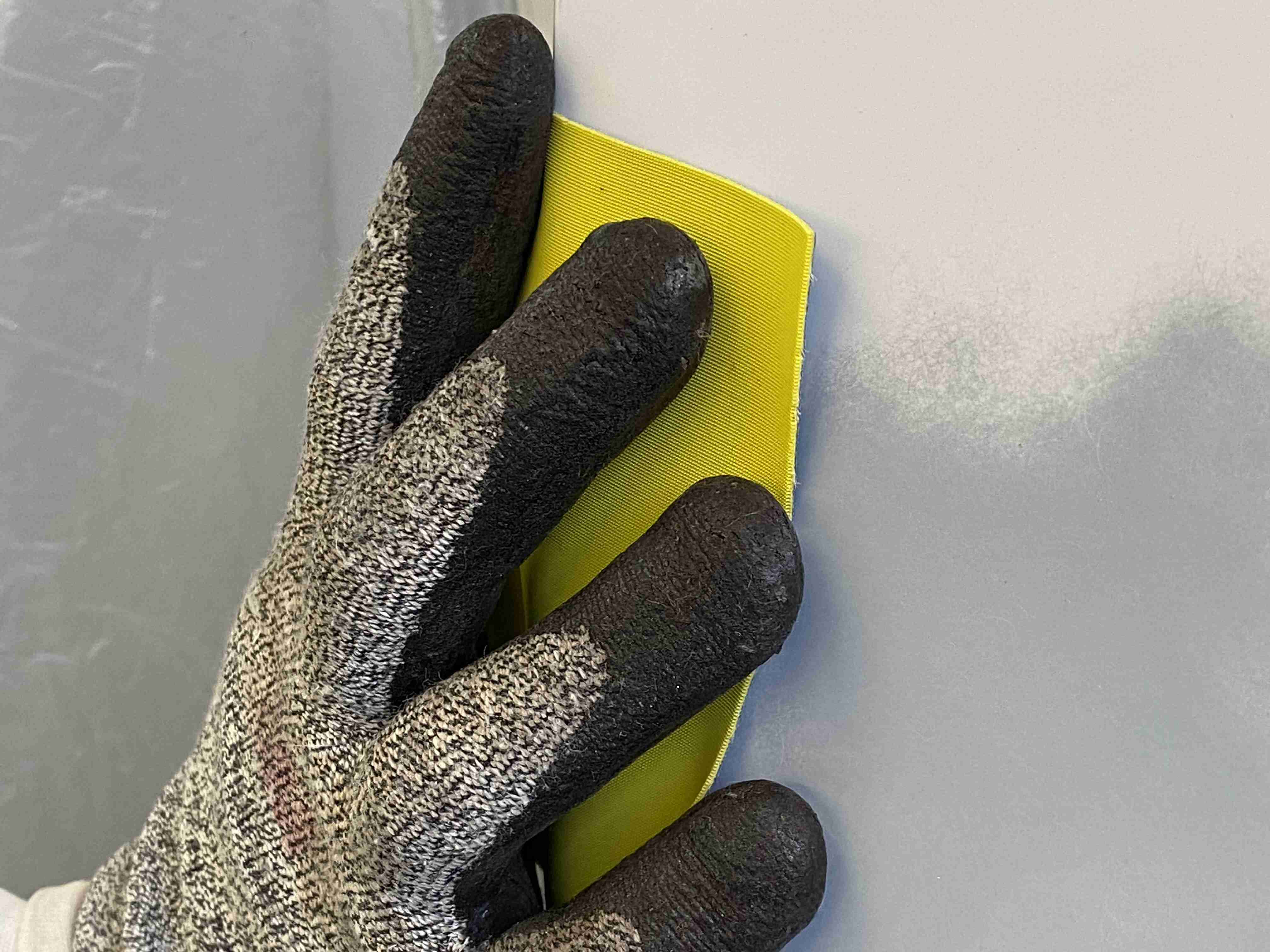 3M™ Hookit™ Esnek Takoz Zımpara kullanarak kenarlar ve köşelerin ön zımparalanma işlemi