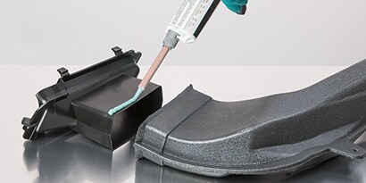 3M ASPEC yöntemini kullanarak projeniz için doğru yapıştırıcıyı nasıl seçeceğinizi öğrenin. Sıvı bir yapıştırıcı ile yapıştırılan plastik bir parçanın görüntüsü.
