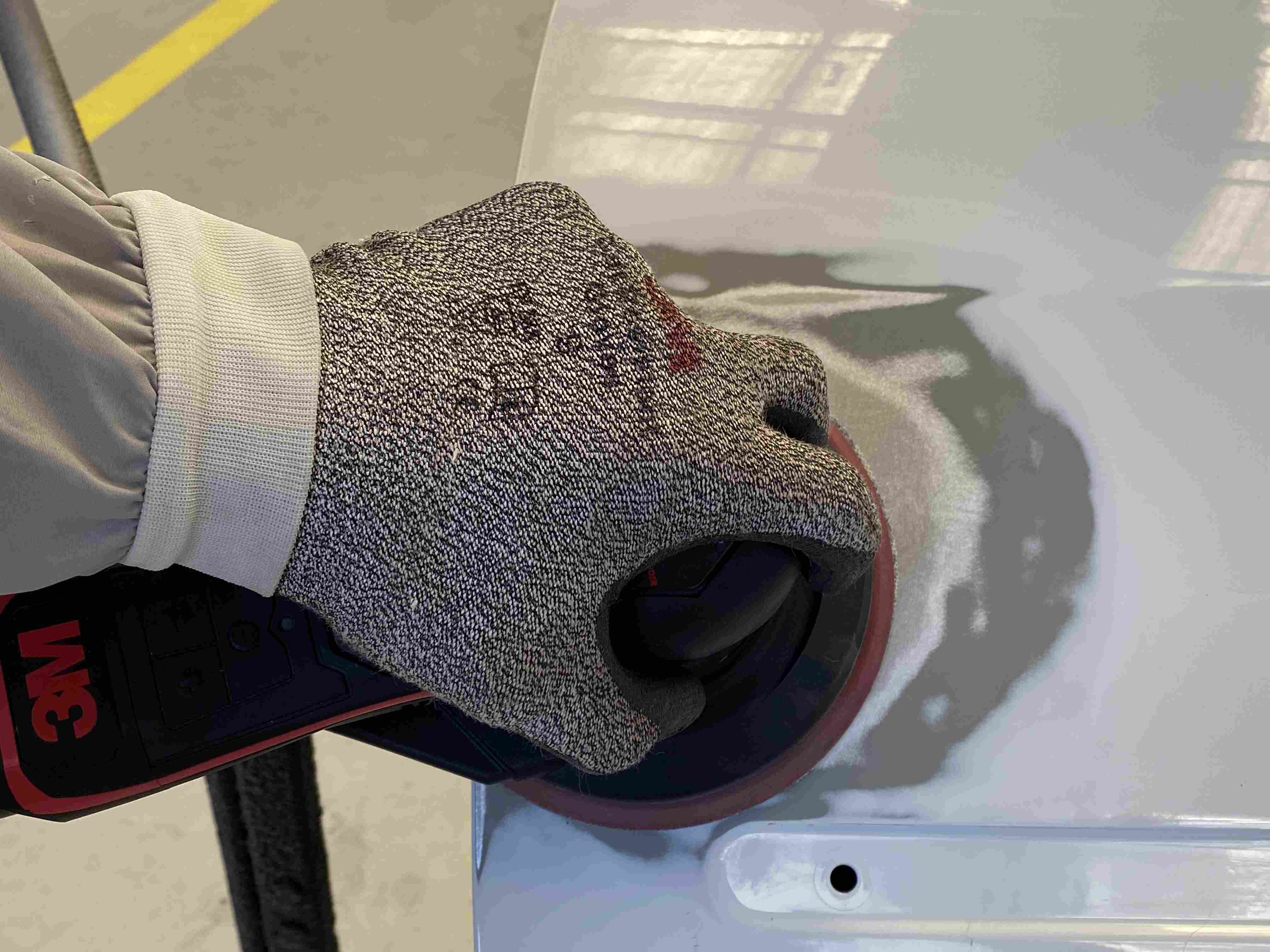 3M Cubitron™ II kullanarak yüzeyin ve kenarların ince zımparalanması
