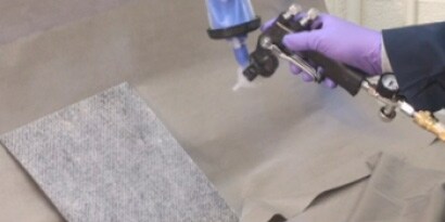 Aplikatör kullanılarak kumaşa püskürtülen sıvı yapıştırıcı
