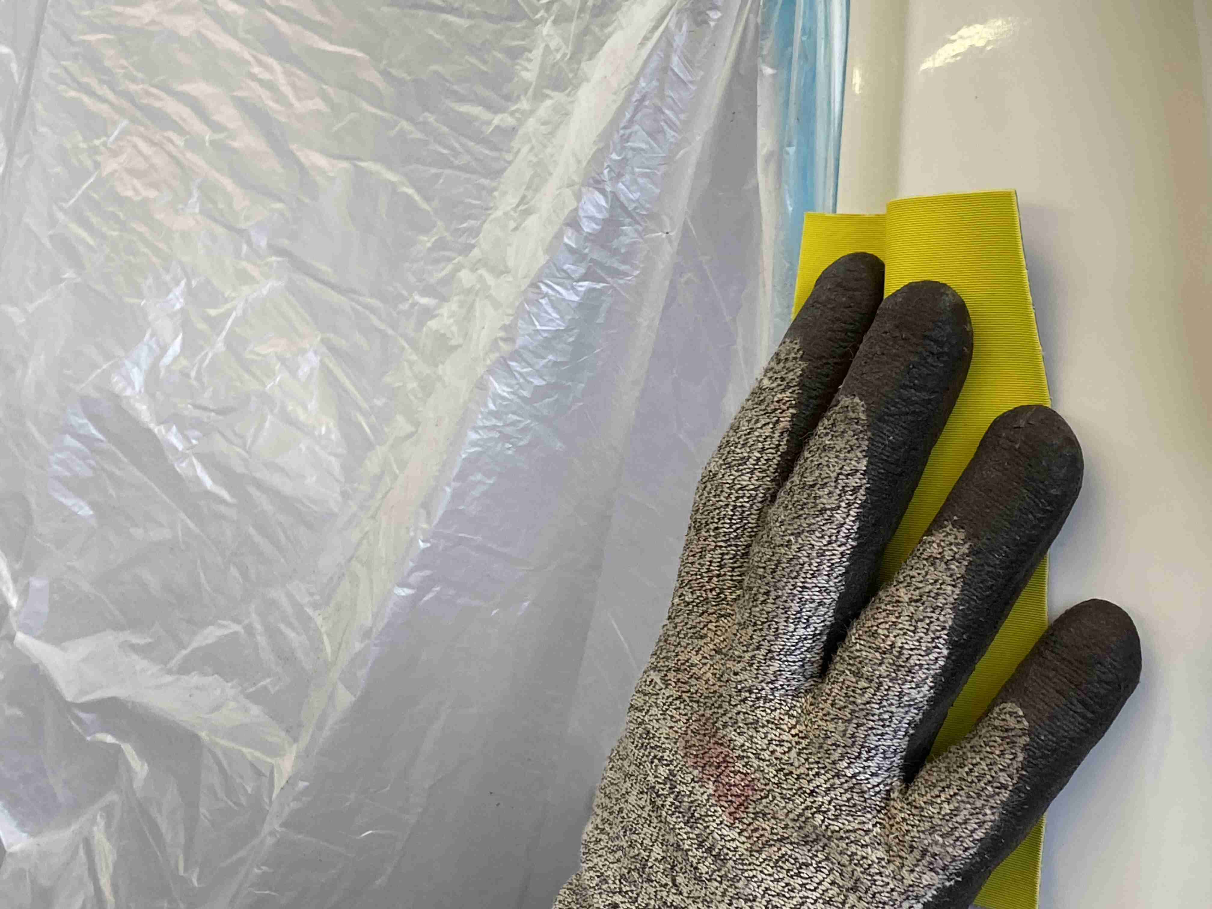 3M™ Hookit™ Esnek Takoz Zımpara kullanarak kenarlar ve köşelerin ön zımparalanma işlemi