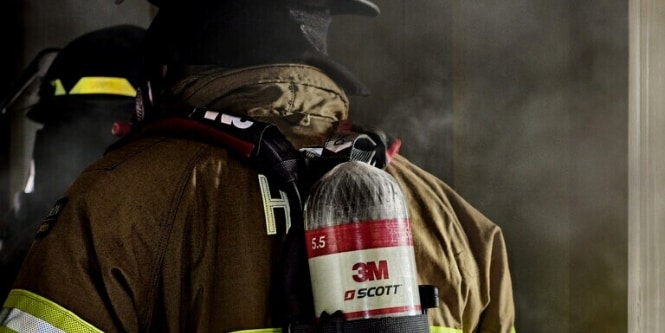 3M™ Scott™ Yangın ve Güvenlik: 3M Scott Air-Pak X3 Pro SCBA kullanan itfaiyeci
