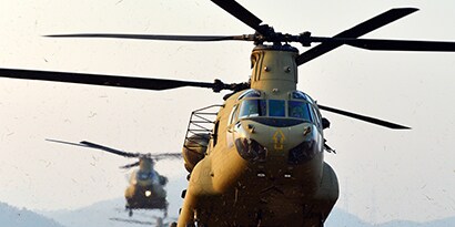 Uçuş halindeki helikopter ve kanatların görünümü
