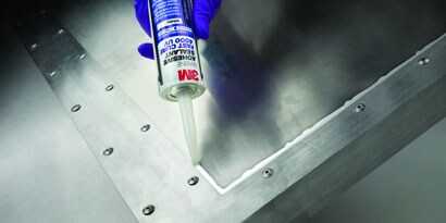 Su kaçağını önlemek için metal panellere uygulanan sıvı mastik
