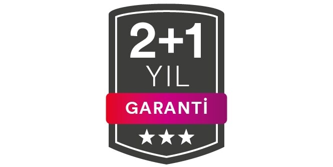 bir aracın yanında alet tutan kişi
