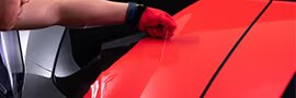 3M™ Bıçaksız Bant ile film uygulayan kaplama personelinin detay görüntüsü.