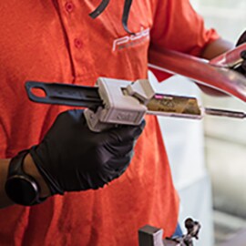Teknisyen metali 3M metal yapıştırıcıyla birleştirmek için aplikatör kullanır