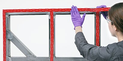 Panele bağlantı için çerçeveye vhb bant takan kişi
