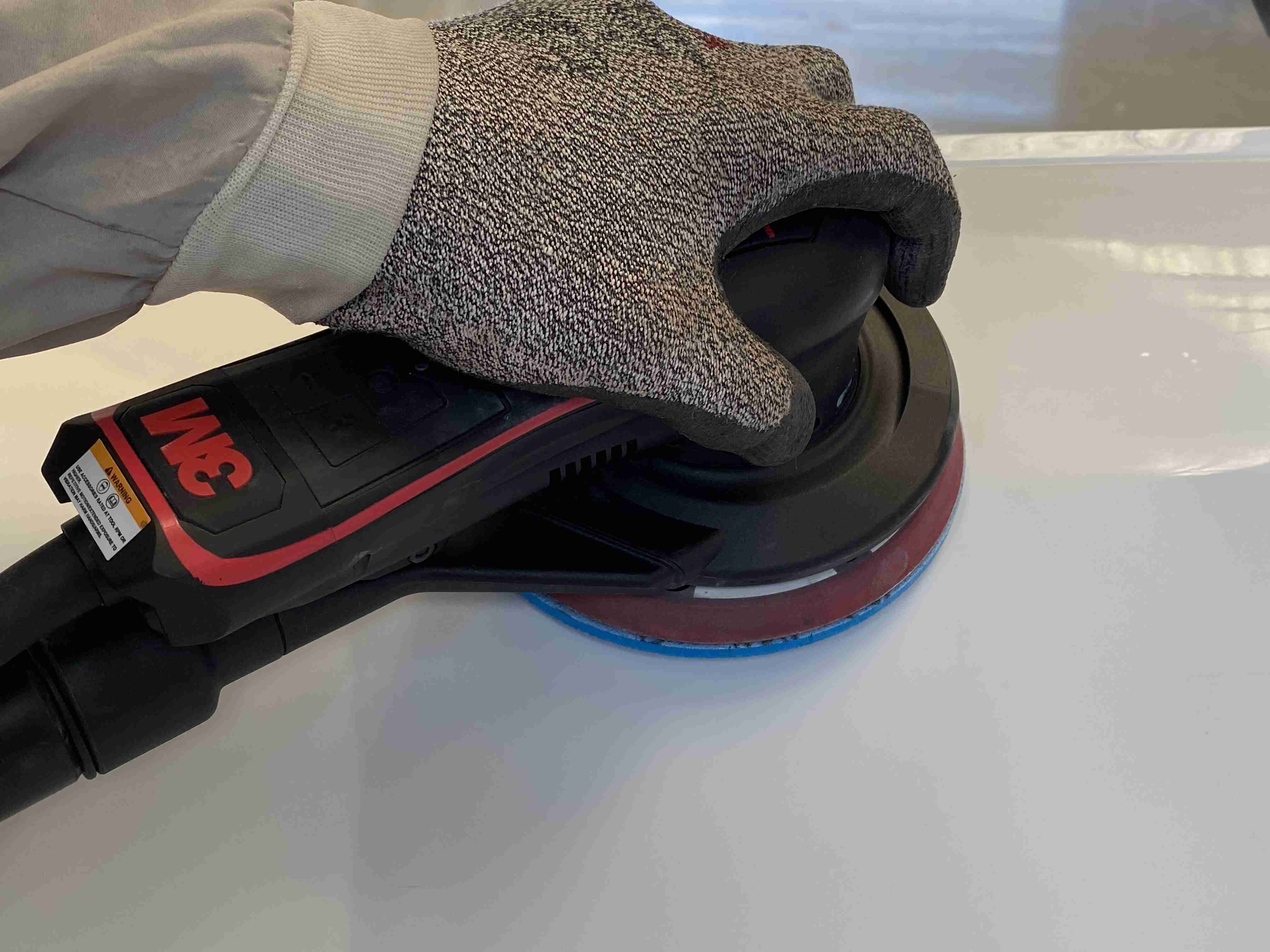 3M™ Hookit™ Esnek Köpük Disk P800 - P1000 kullanarak bitişik parçaları karıştırma
