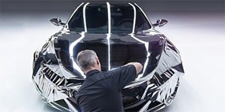 Araç kaplama uygulaması yapan adam
