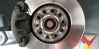 Bir fren diski ve fren sistemi, metaldeki termal sorunları simgeliyor. Metal sürtünmesi, malzemelerde sıcaklığı ve gerilimi etkiler.
