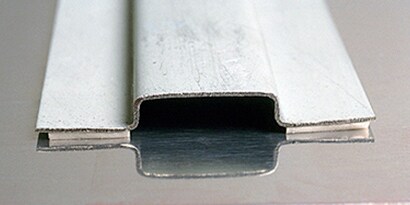 Metal yapıştırıcıyla birleşmiş metal tabakalar
