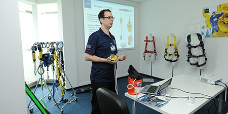 KKD'yi tanıtan uzman eğitim eğitmenini gösteren resim

