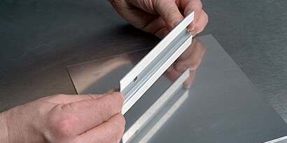 3M VHB bant, metal parçayı metal saca birleştirmek için kullanılır
