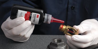 Tavandaki yangın su püskürtücüsüne 3M™ Scotch-Weld™ Diş Tutucu TL72 uygulaması
