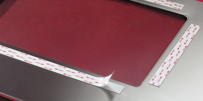Metal yüzeye bağlantı öncesi trim uygulanan VHB
