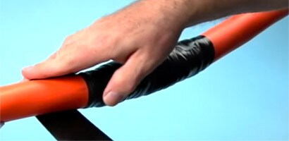 Siyah 3M bant ile elektrik kablo onarımı.
