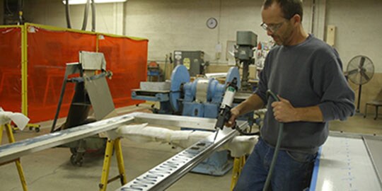 DawsonDoors’un 3M yapıştırıcılarını kullanarak imalât sürecinde nasıl bir iyileşme kaydettiğini görün
